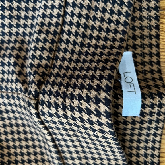 2/$25 Loft soft flattering leggings in houndstooth and caramel - Picture 4 of 9